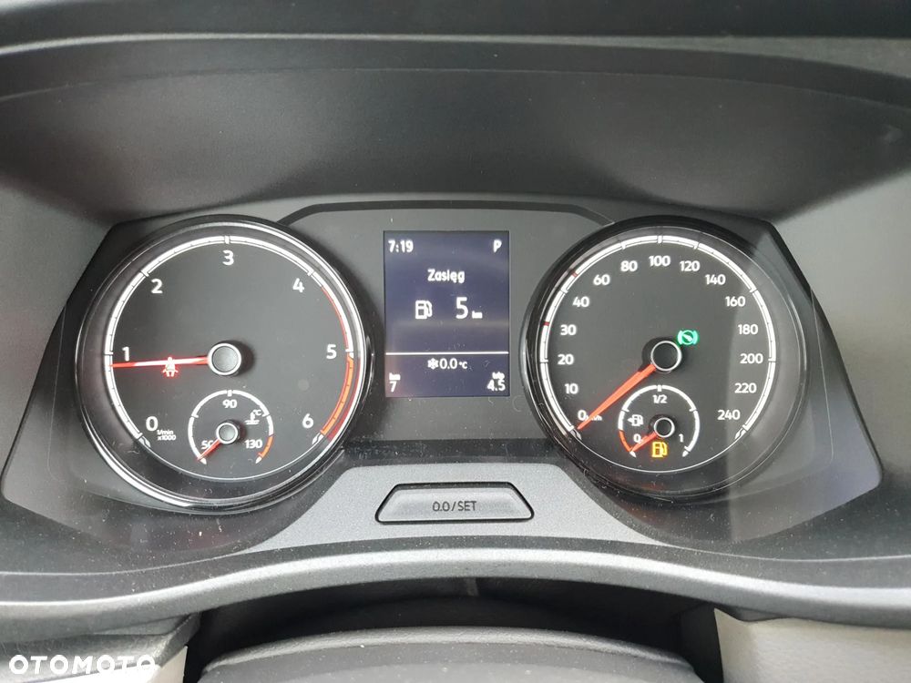 Volkswagen Caravelle - 18
