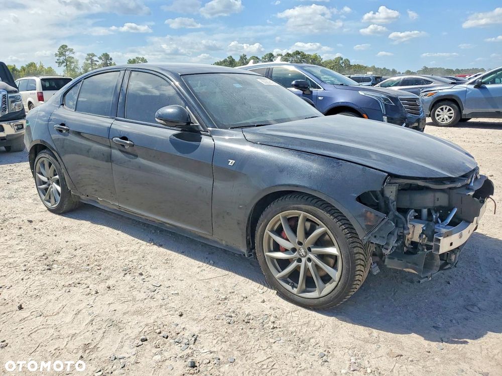 Alfa Romeo Giulia - 5