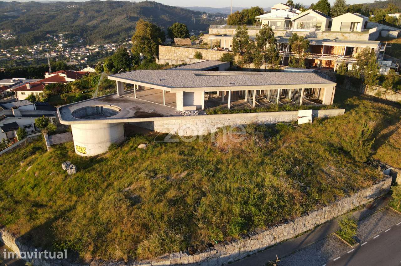 Moradia Térrea de Luxo em Construção em com vista sobre Guimarães. - Grande imagem: 3/26