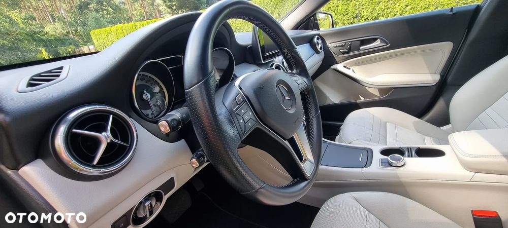 Mercedes-Benz CLA 200 7G-DCT Urban - 32