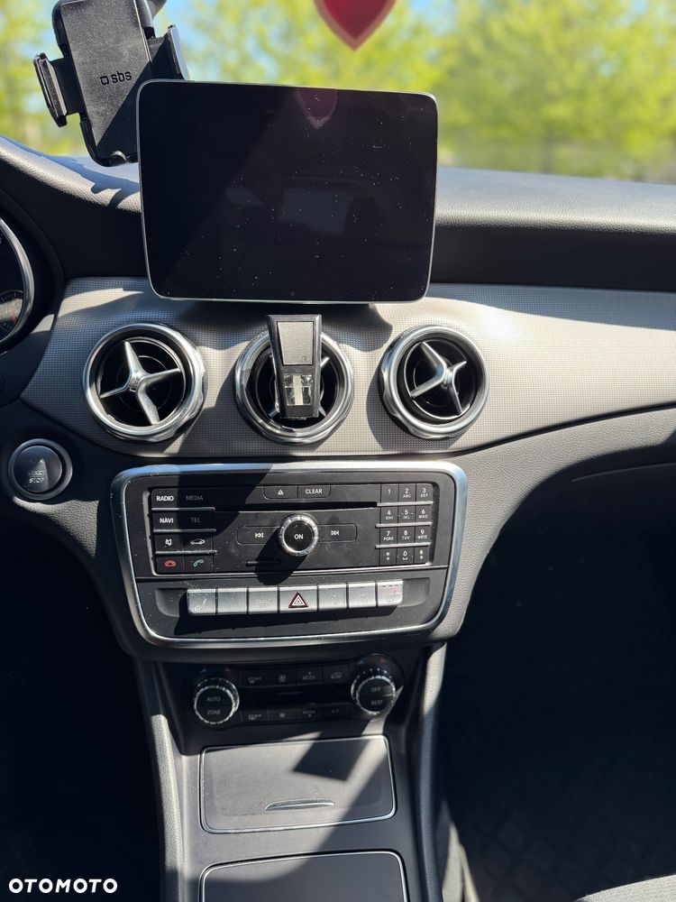 Mercedes-Benz GLA 200 7G-DCT - 21