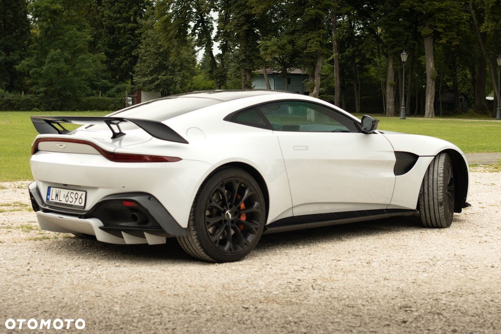 Aston Martin Vantage - 4