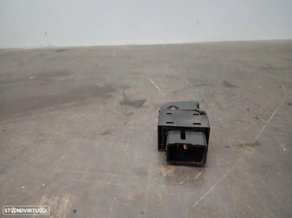 COMANDO ELEVADOR DE VIDRO TRASEIRO ESQUERDO HYUNDAI GETZ 2002 - - 4