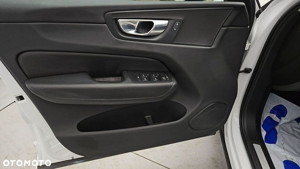 Volvo XC 60 B4 D Momentum Pro - 11