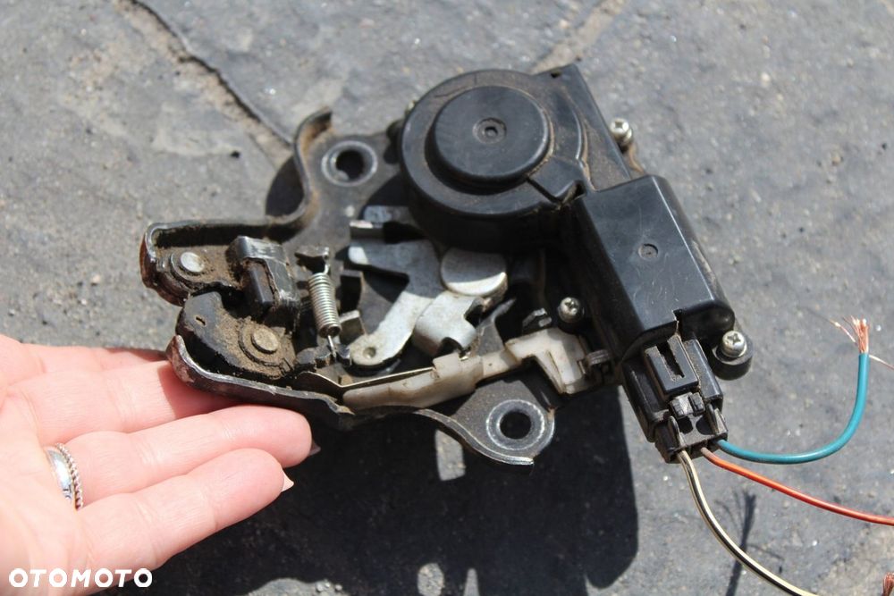 ZAMEK TYLNEJ KLAPY TOYOTA AVENSIS T25 SEDAN - 3