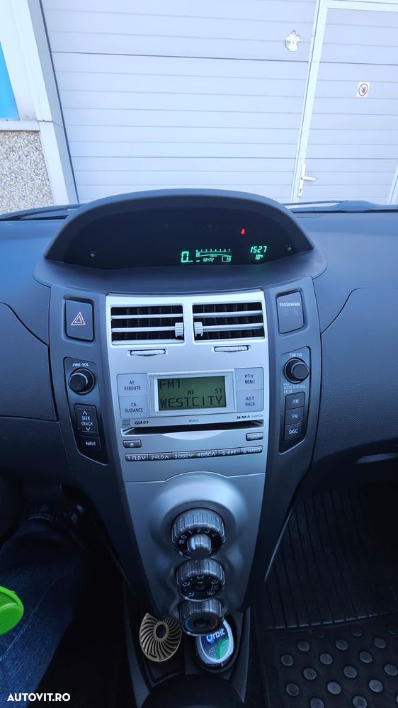 Toyota Yaris 1.3 Aut Luna - 8