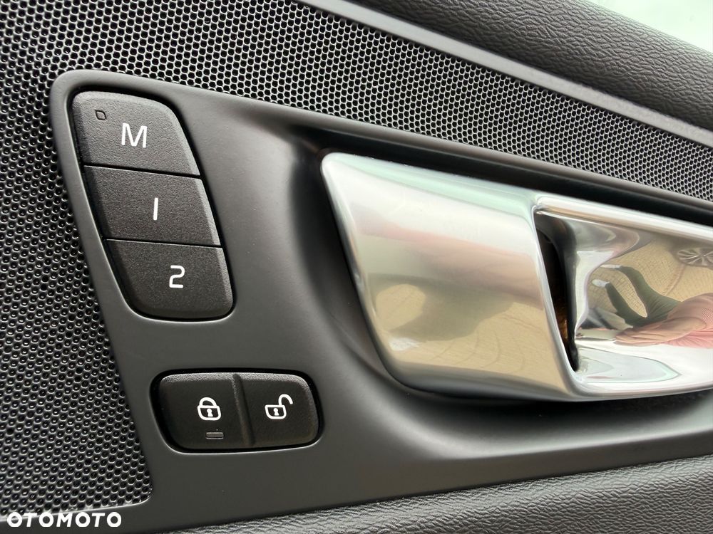 Volvo XC 60 B4 D Plus Dark - 32