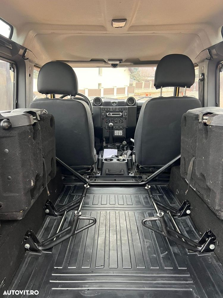 Land Rover Defender - 8