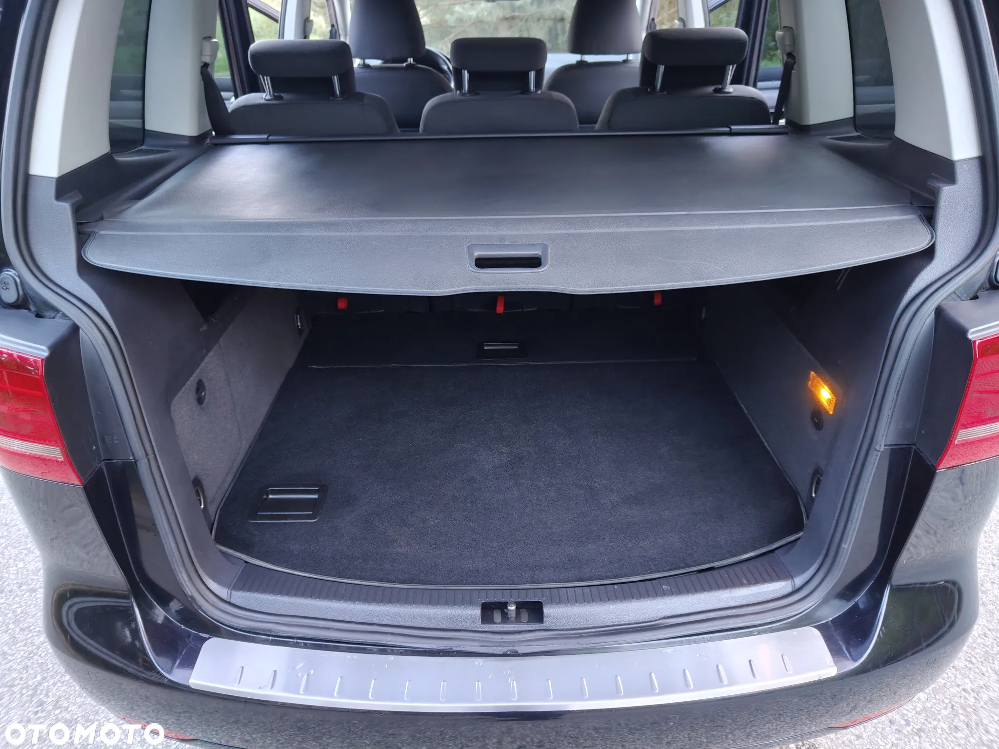 Volkswagen Touran 2.0 TDI DPF BlueMotion Technology DSG Comfortline - 10