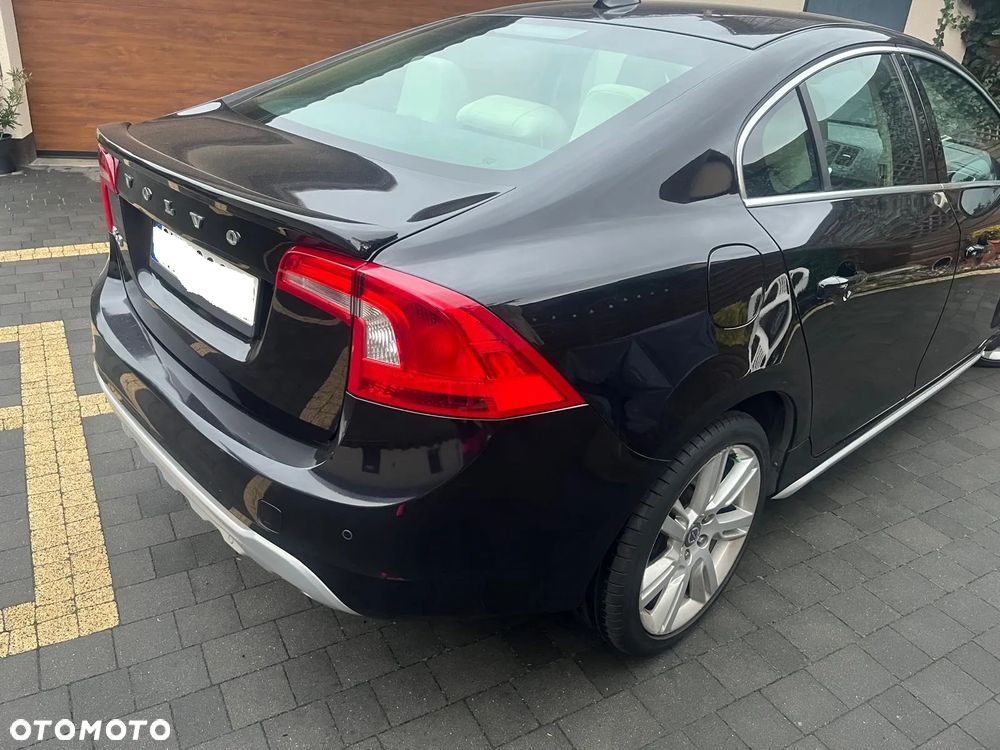 Volvo S60 D2 R-Design - 4