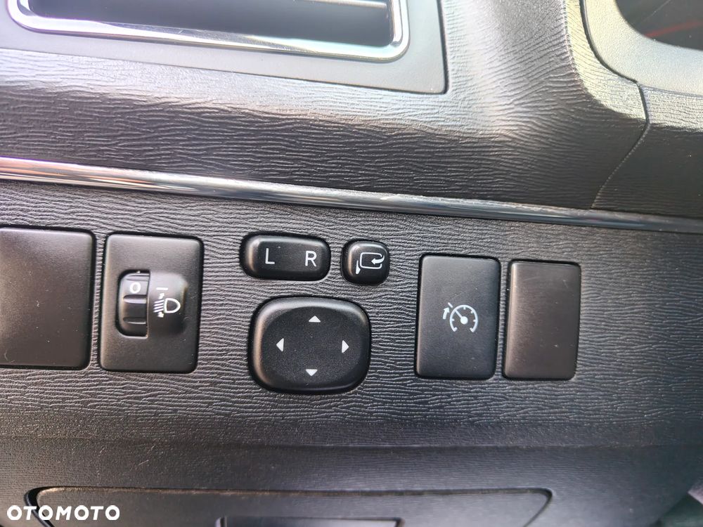 Toyota Avensis Combi 1.8 Executive - 16