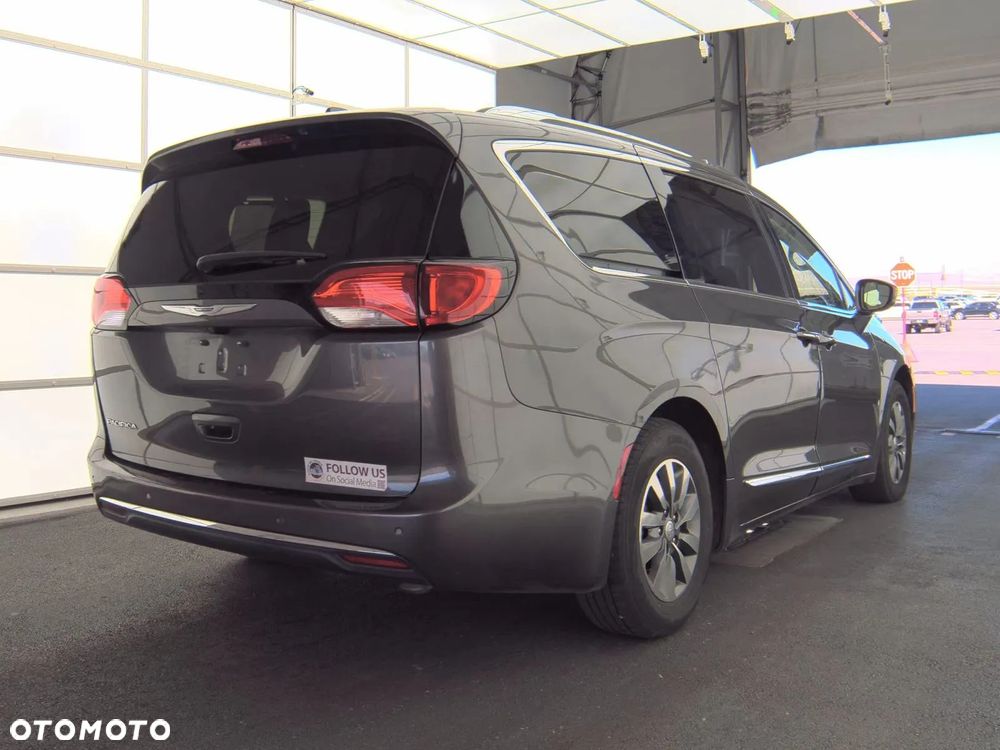 Chrysler Pacifica - 5