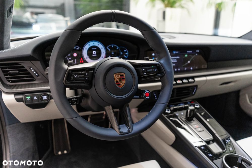 Porsche 911 Carrera 4 GTS - 13