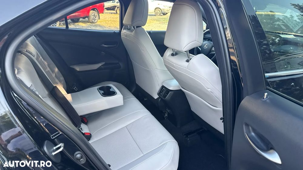 Lexus UX 250h FWD Executive - 37