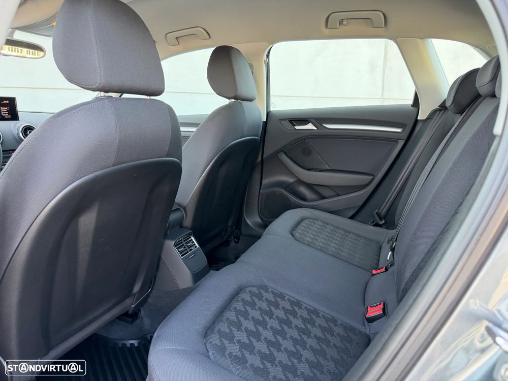 Audi A3 Sportback 1.6 TDI Advance Ultra — fotografia 38
