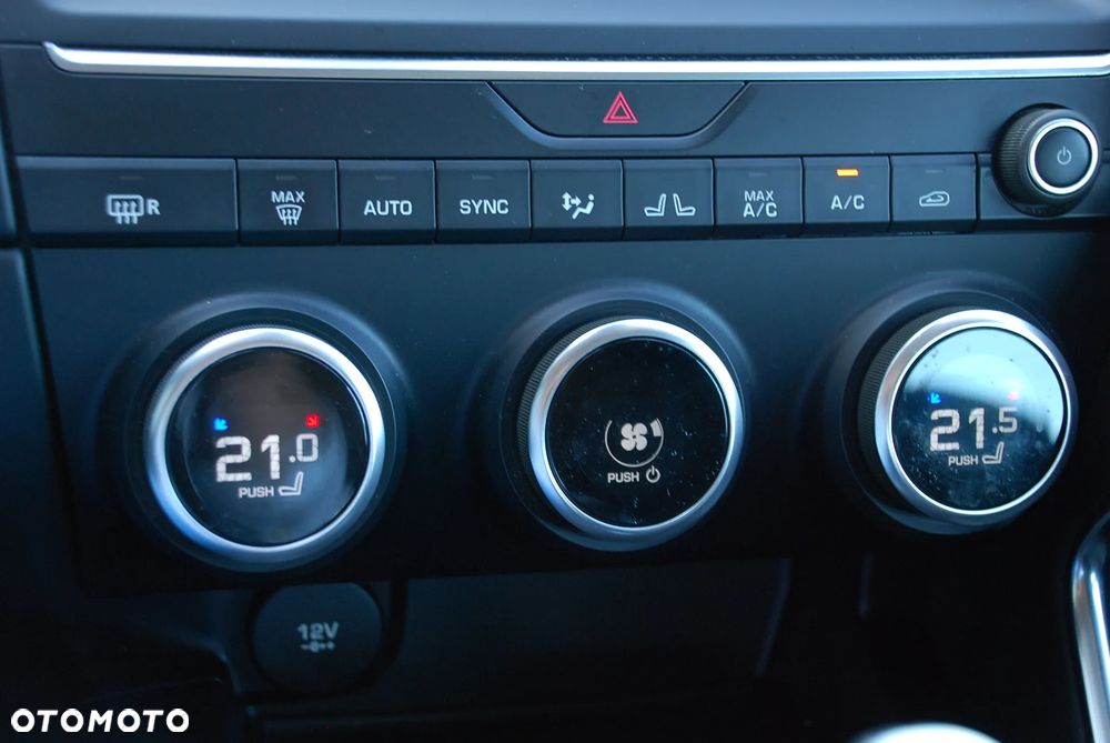 Jaguar E-Pace 2.0 i4D FWD R-Dynamic S - 24