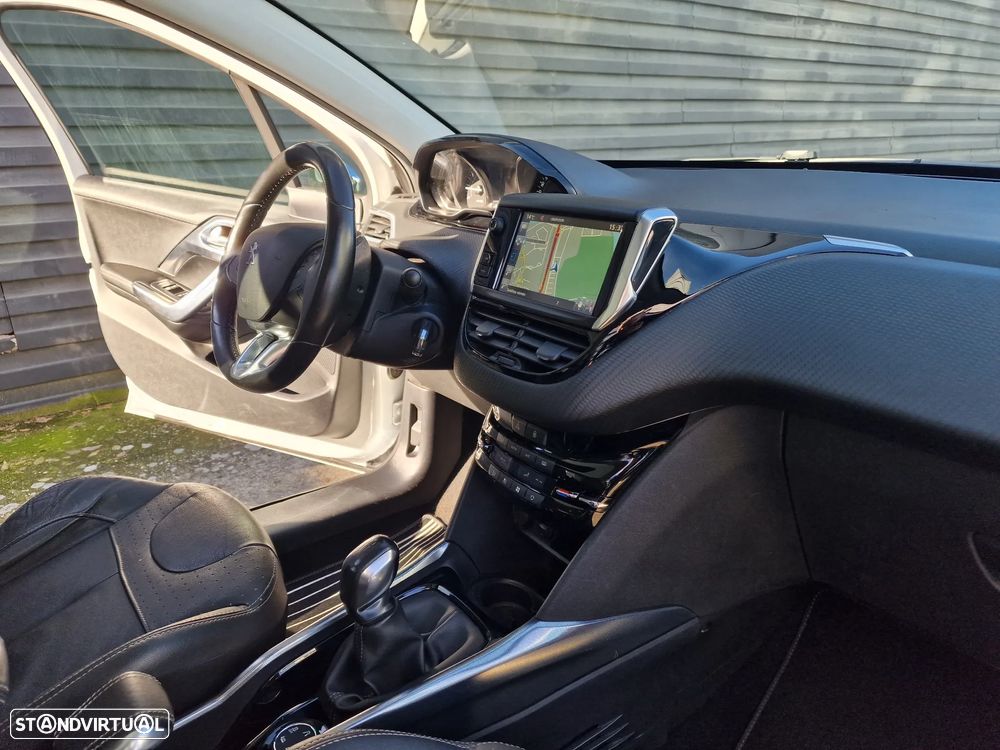Peugeot 2008 1.2 PureTech Allure - 27
