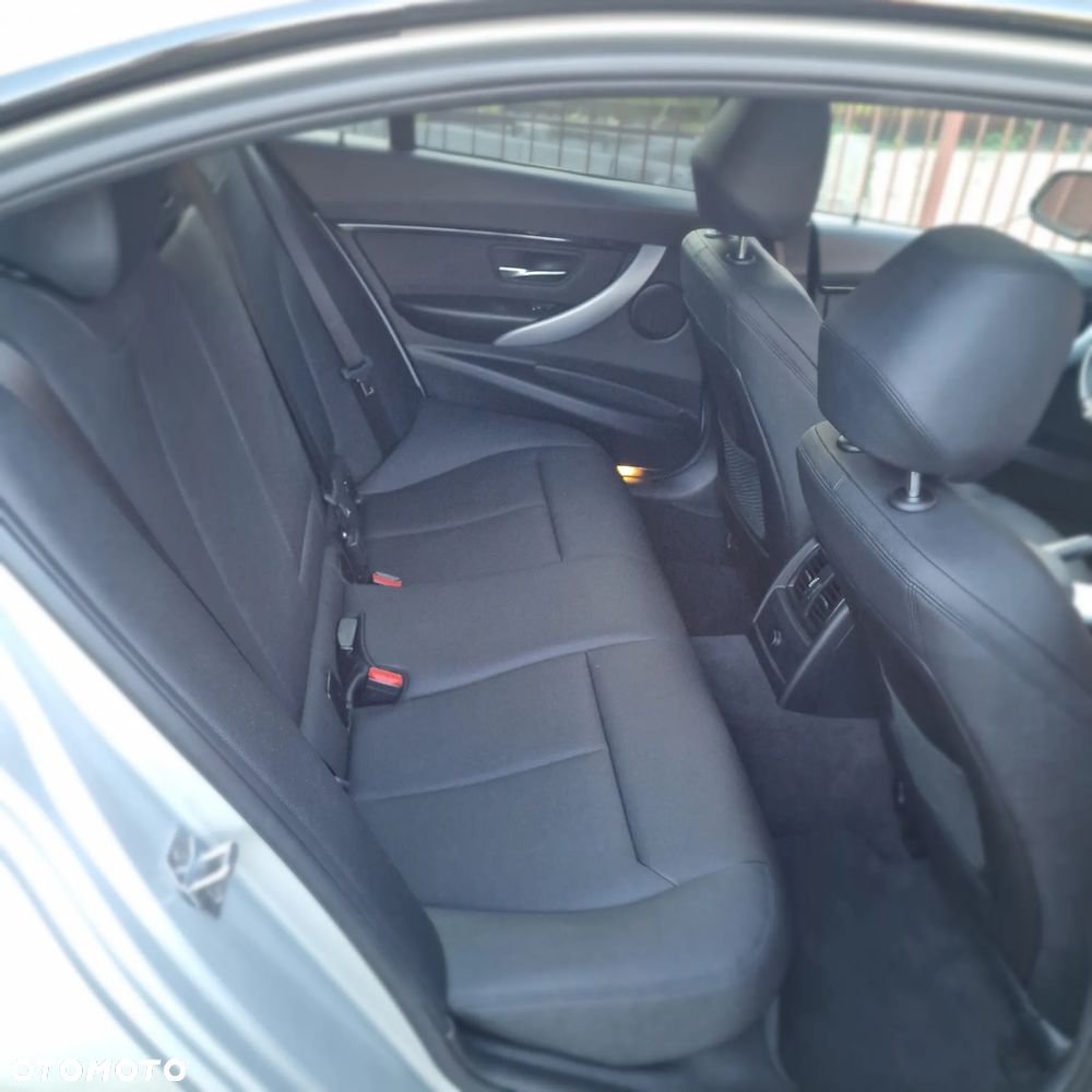 BMW Seria 3 330i xDrive M Sport - 12