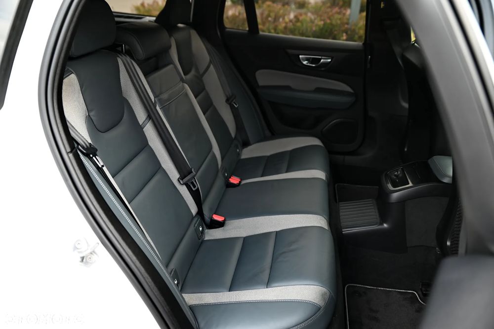 Volvo V60 T8 AWD Recharge Geartronic RDesign - 25