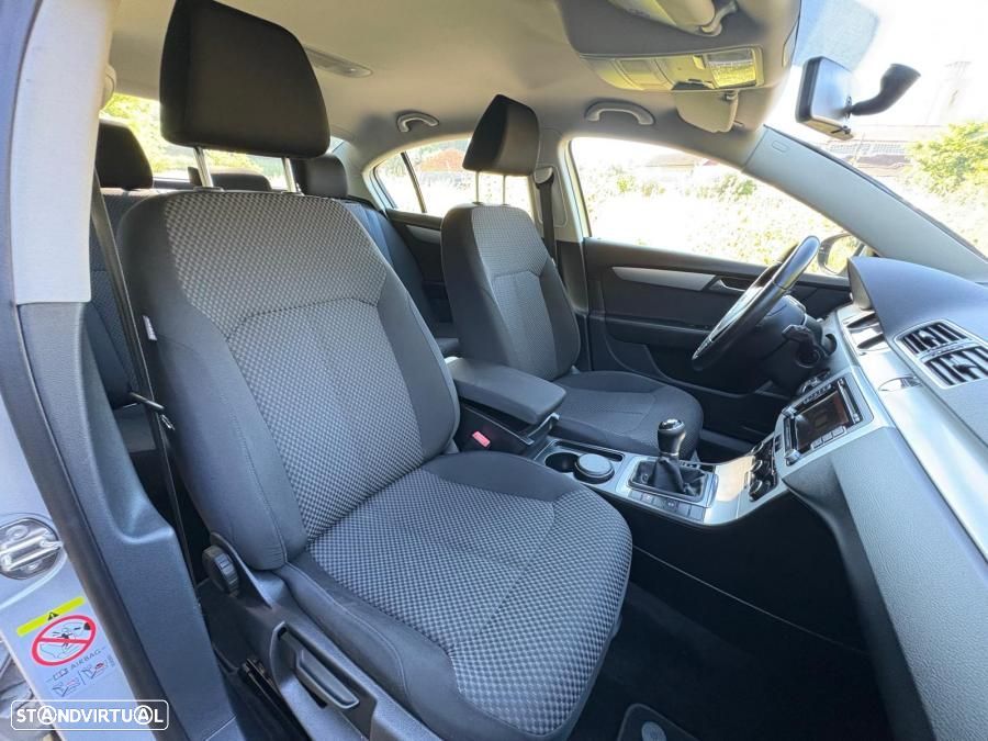 VW Passat 1.6 TDI Confortline - 19