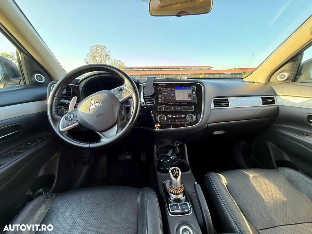 Mitsubishi Outlander 2.0 4WD Plug-In Hybrid - 6
