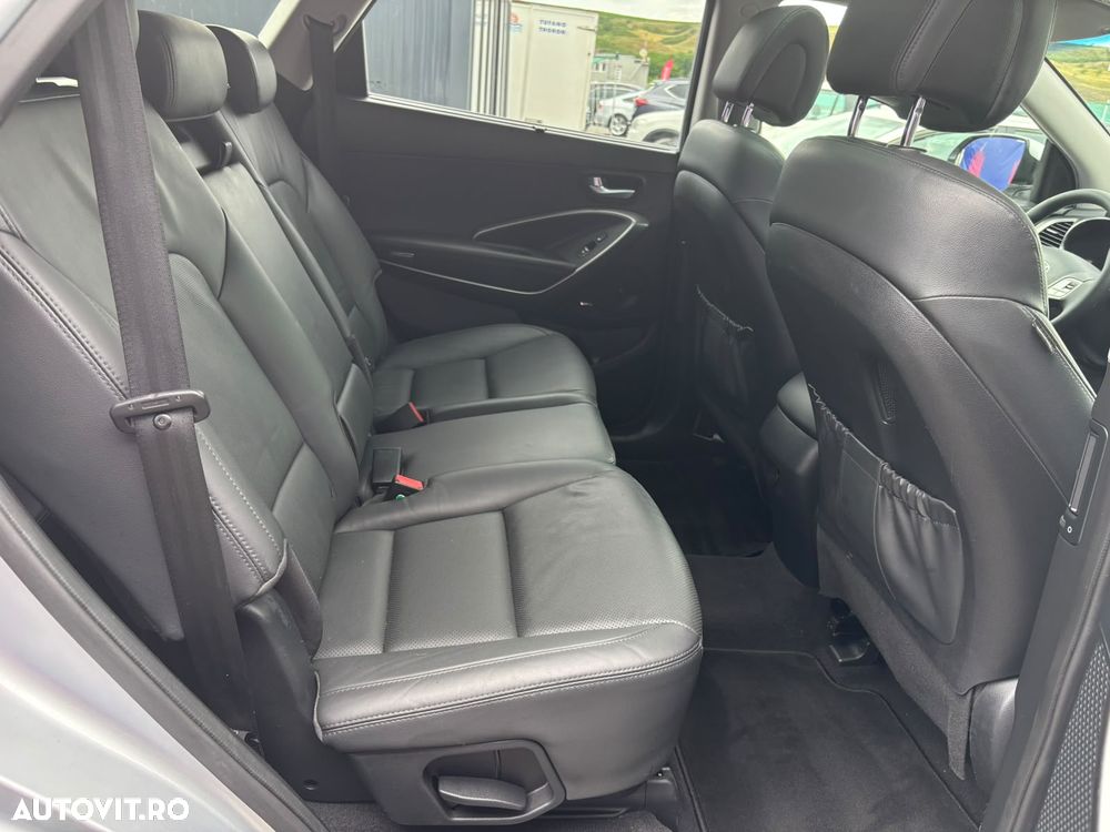 Hyundai Grand Santa Fe - 32