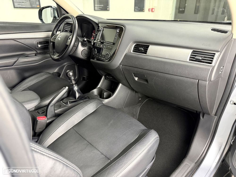 Mitsubishi Outlander 2.2 DI-D Instyle Navi - 23