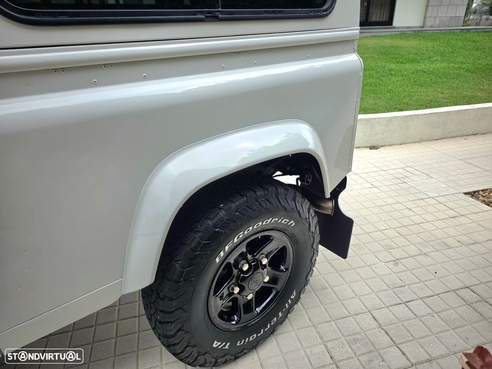 Land Rover Defender - 52