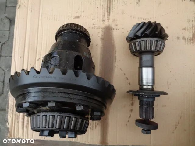 Dyferencjał mechanizm różnicowy przedniej osi Massey Ferguson 5712S - 1