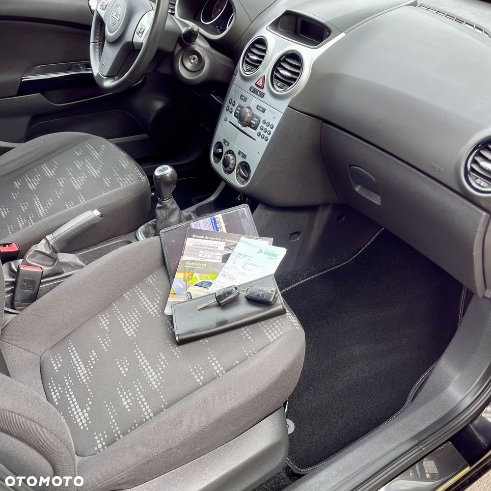 Opel Corsa 1.2 16V Cosmo - 27