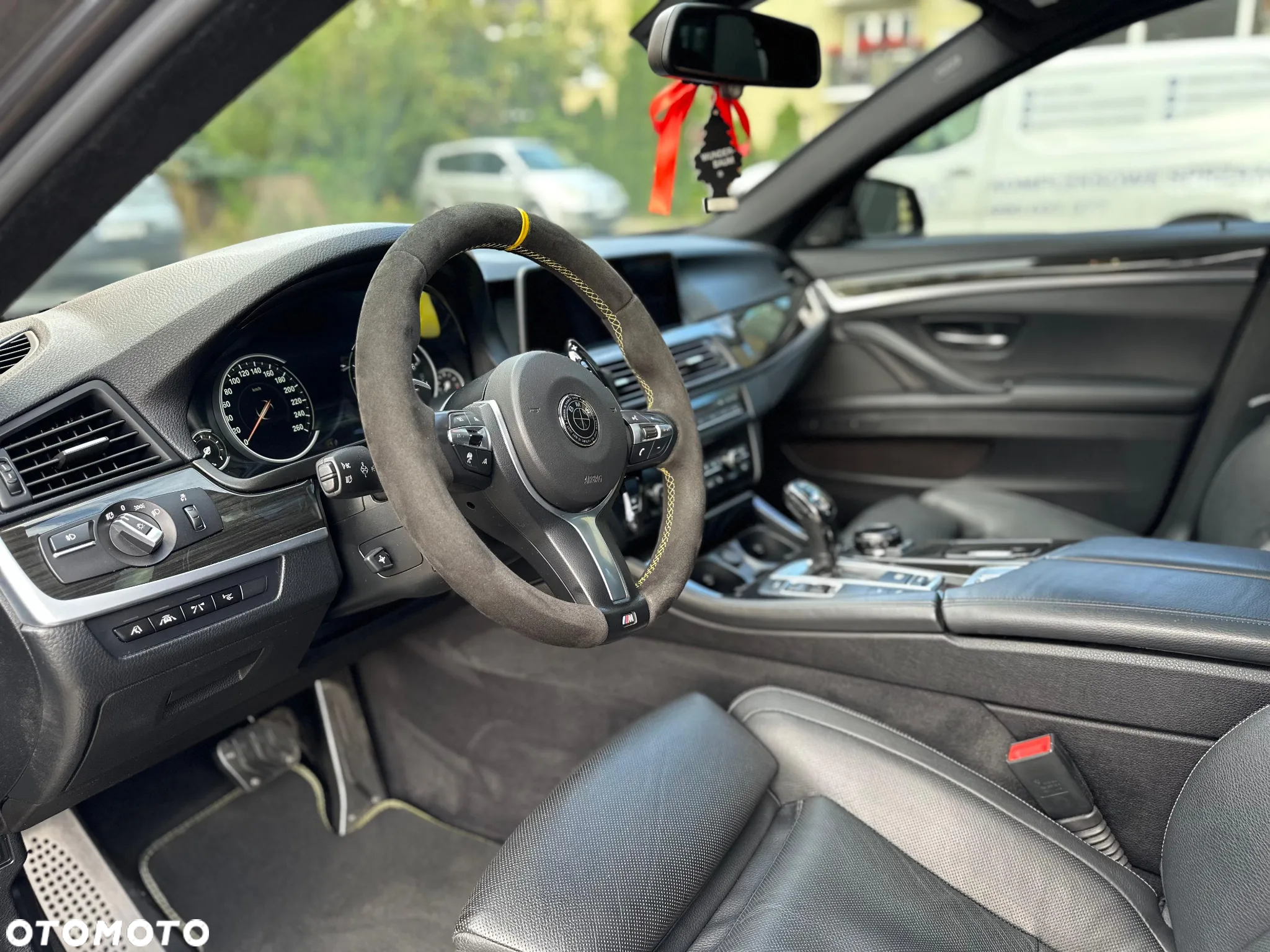 BMW Seria 5 550i - 37
