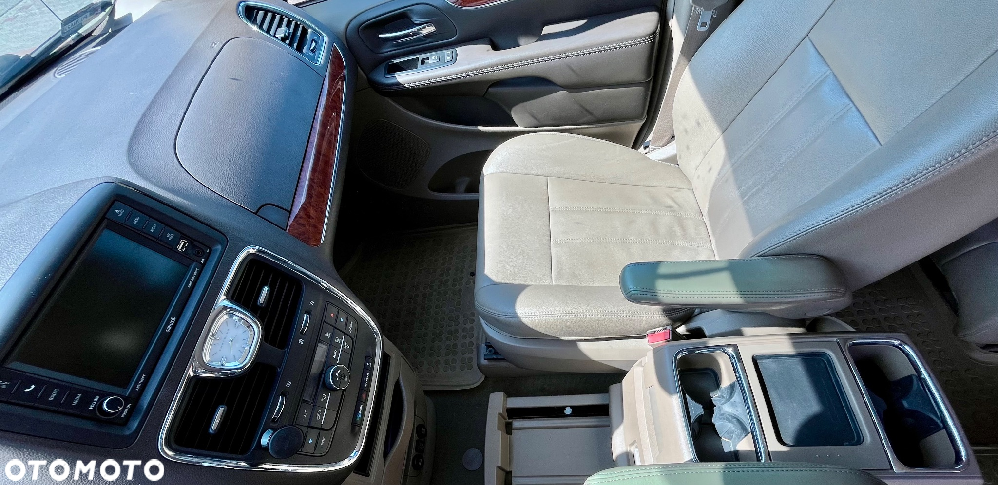Chrysler Town & Country - 14