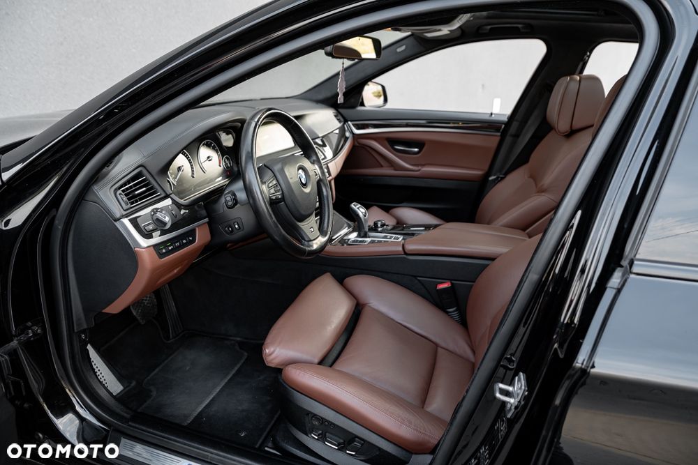 BMW Seria 5 M550d xDrive - 16