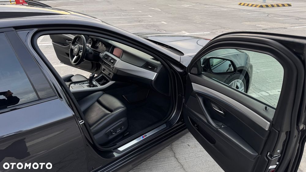 BMW Seria 5 550i - 12
