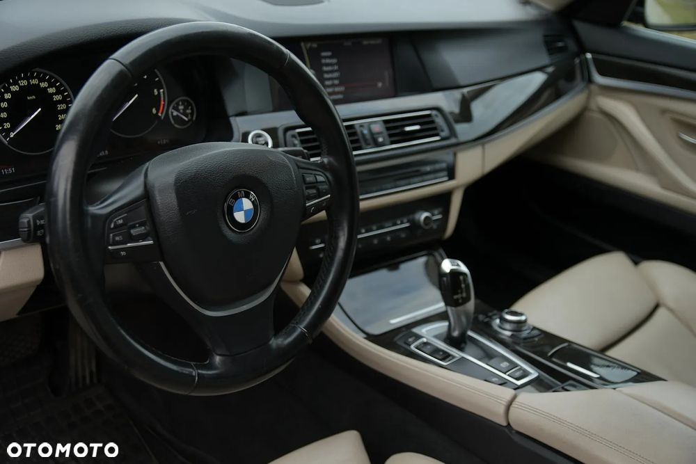 BMW Seria 5 525d - 24