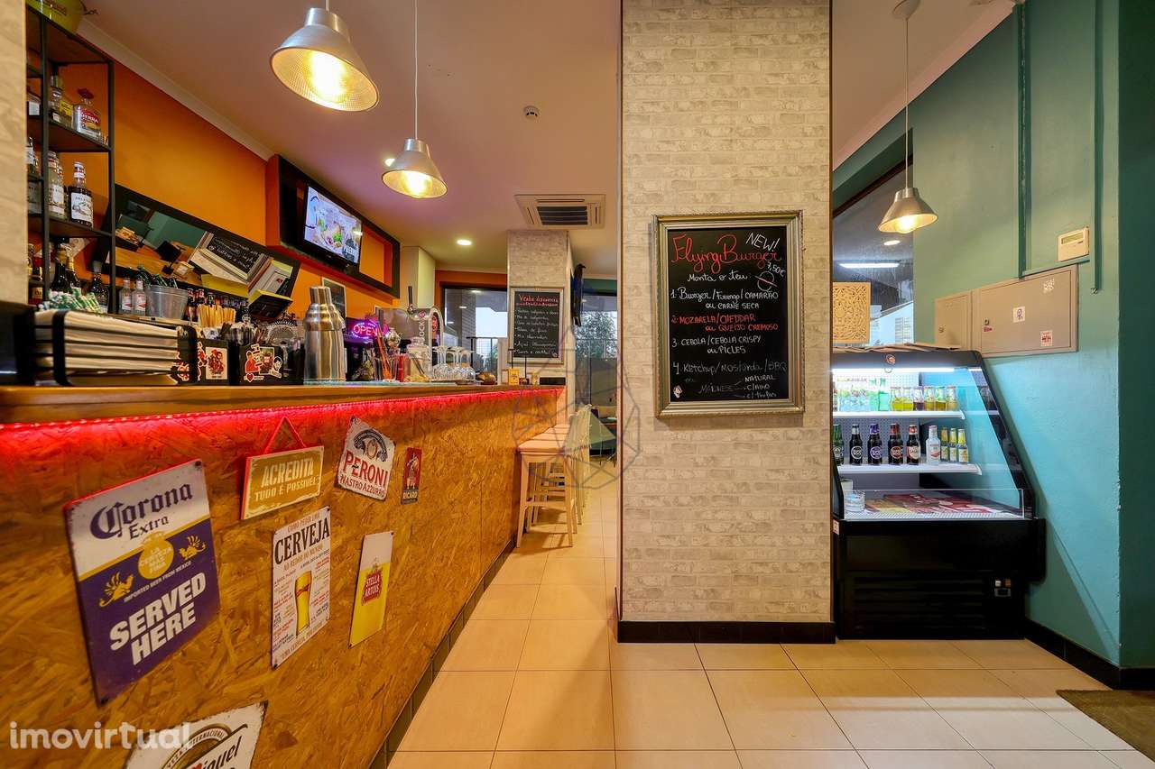 Snack Bar Mobilado e Equipado em Funcionamento para Trespasse na Vila - Grande imagem: 2/49