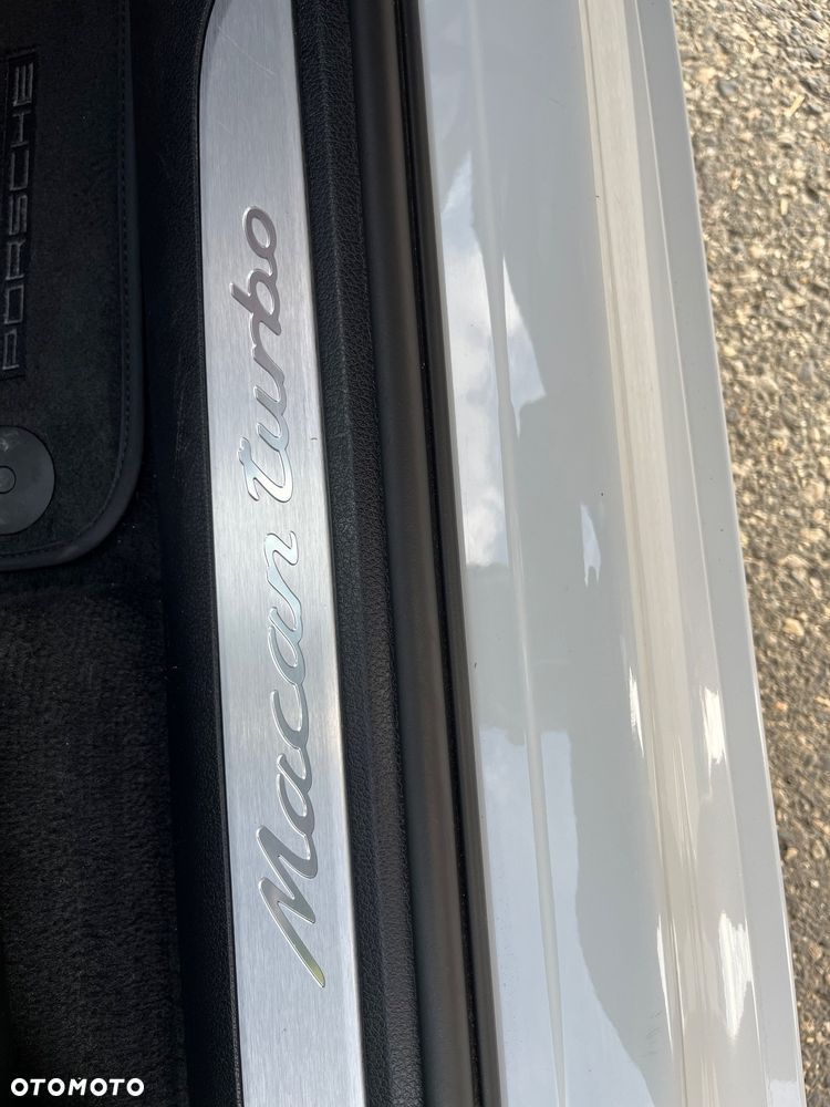 Porsche Macan Turbo - 30