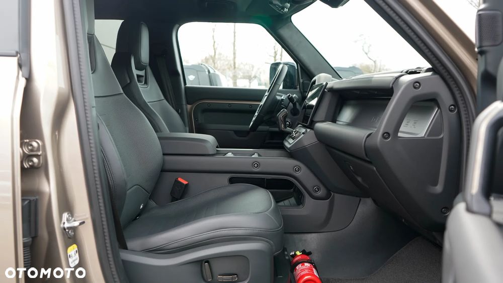 Land Rover Defender 4.4 P635 V8 mHEV Octa - 16