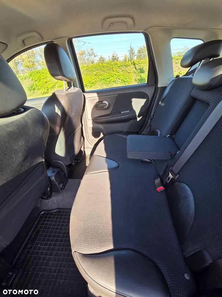 Nissan Note 2012 photo 5