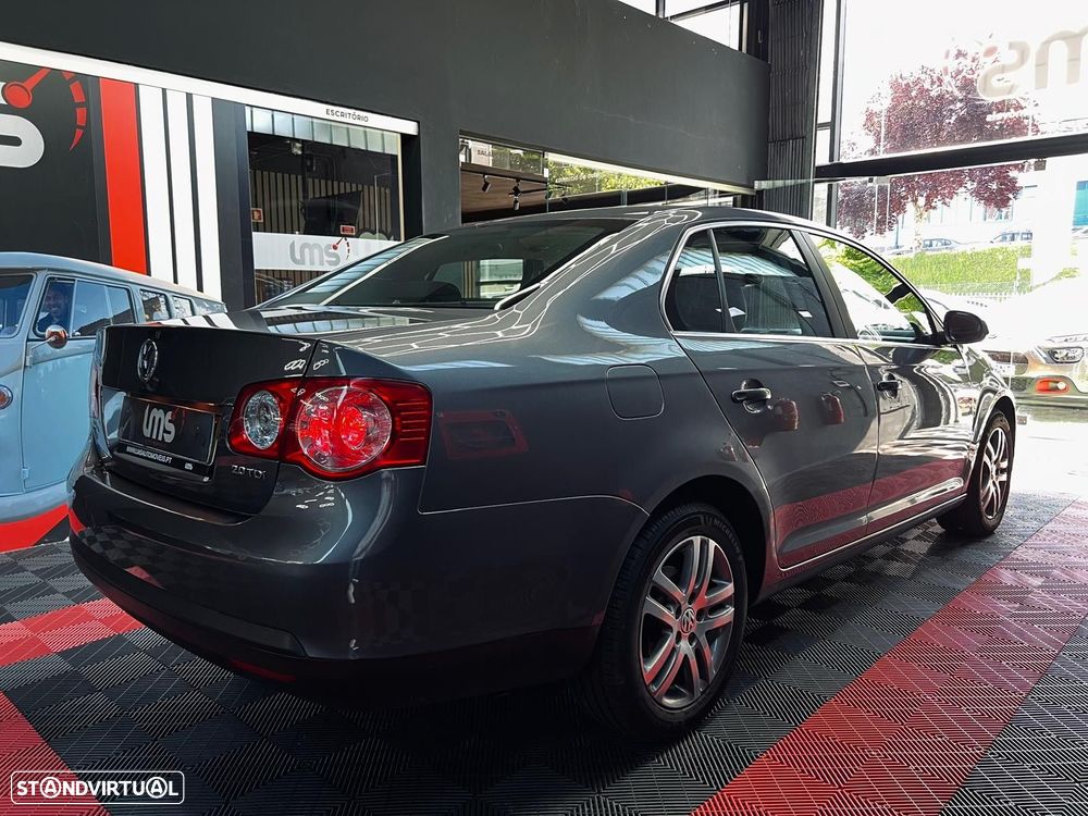 VW Jetta 2.0 TDI Highline - 7