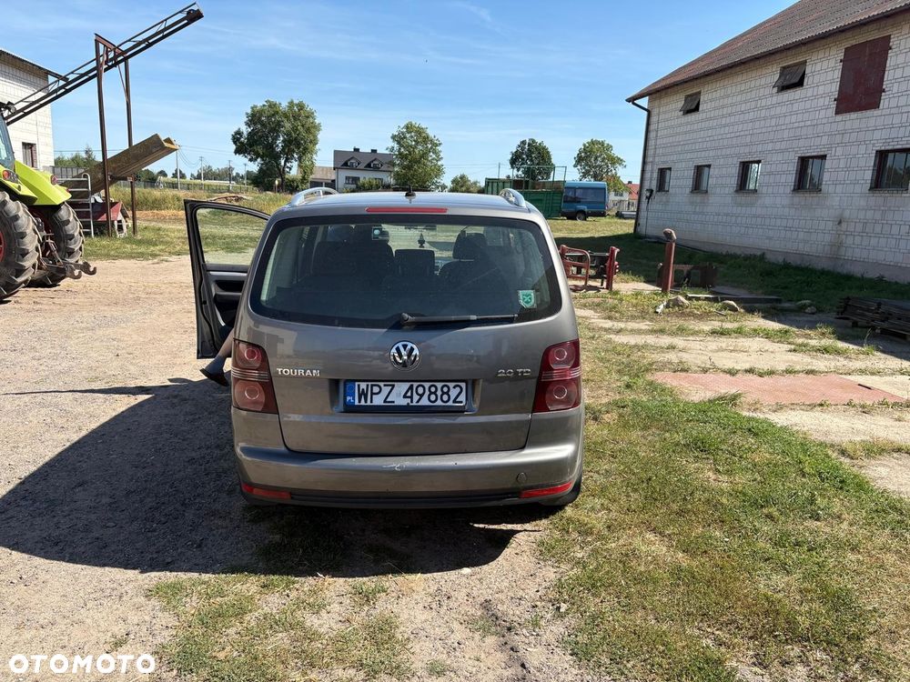Volkswagen Touran - 4