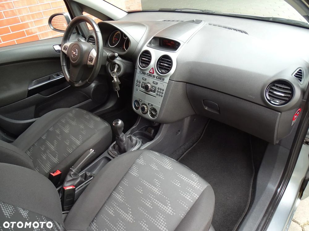 Opel Corsa 1.4 16V Cosmo - 17