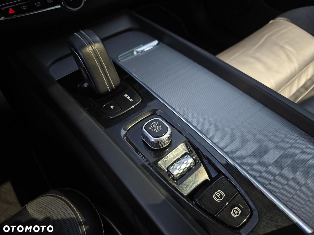 Volvo XC 60 B4 D AWD R-Design - 22