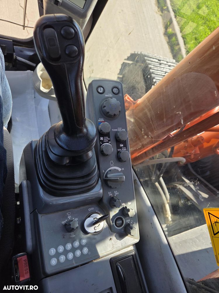 Hitachi ZX250LCN-6, 2020, 9.449h, 27,3t, cupa 1,55mc, Ingust latime 2,99m, camera spate, camere laterale, inst picon, consum mediu 9,8l/h, ridica 13t, motor Isuzu 173CP, 3 pompe hidr HITACHI, 3 camere, produs in JAPONIA, leasing 4 ani-PROMOTIE 68.900 EUR+tva - 7