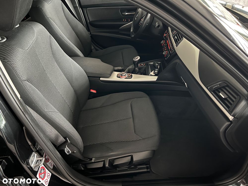 BMW Seria 3 318d xDrive - 26