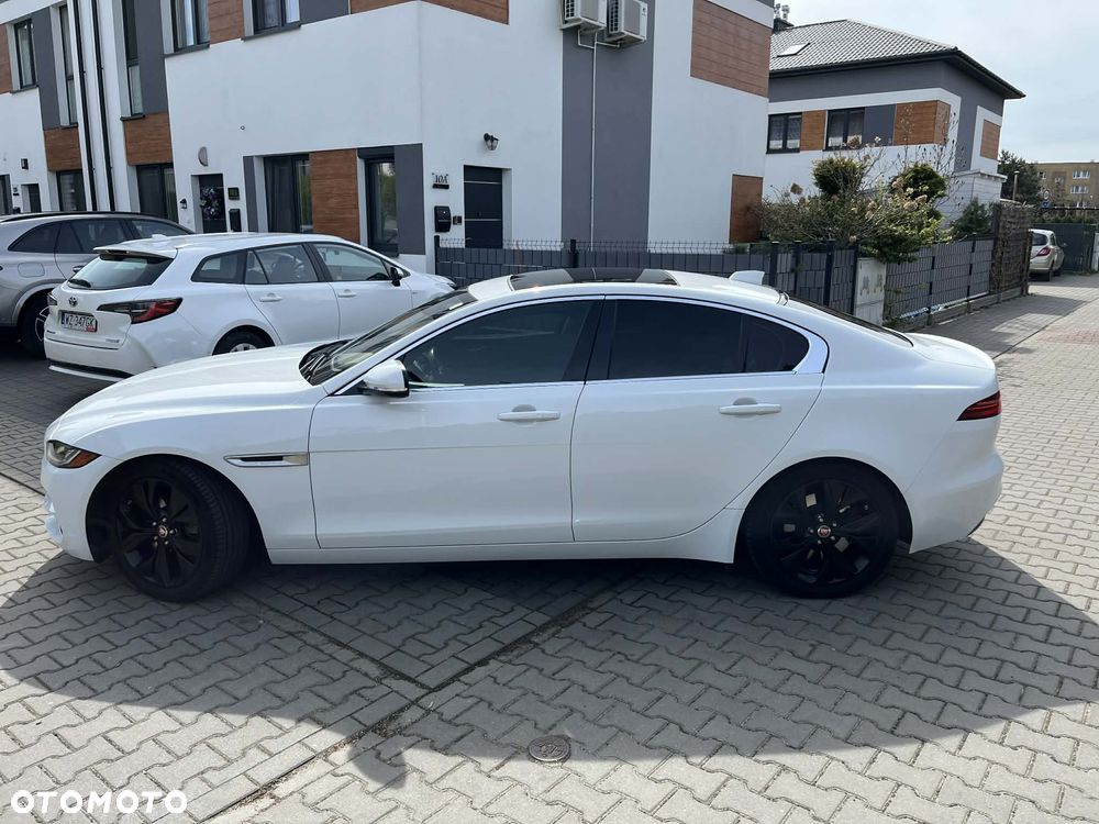 Jaguar XE - 4