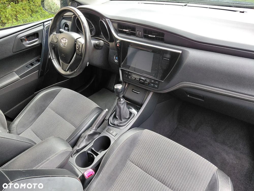 Toyota Auris 1.6 D-4D Executive - 13