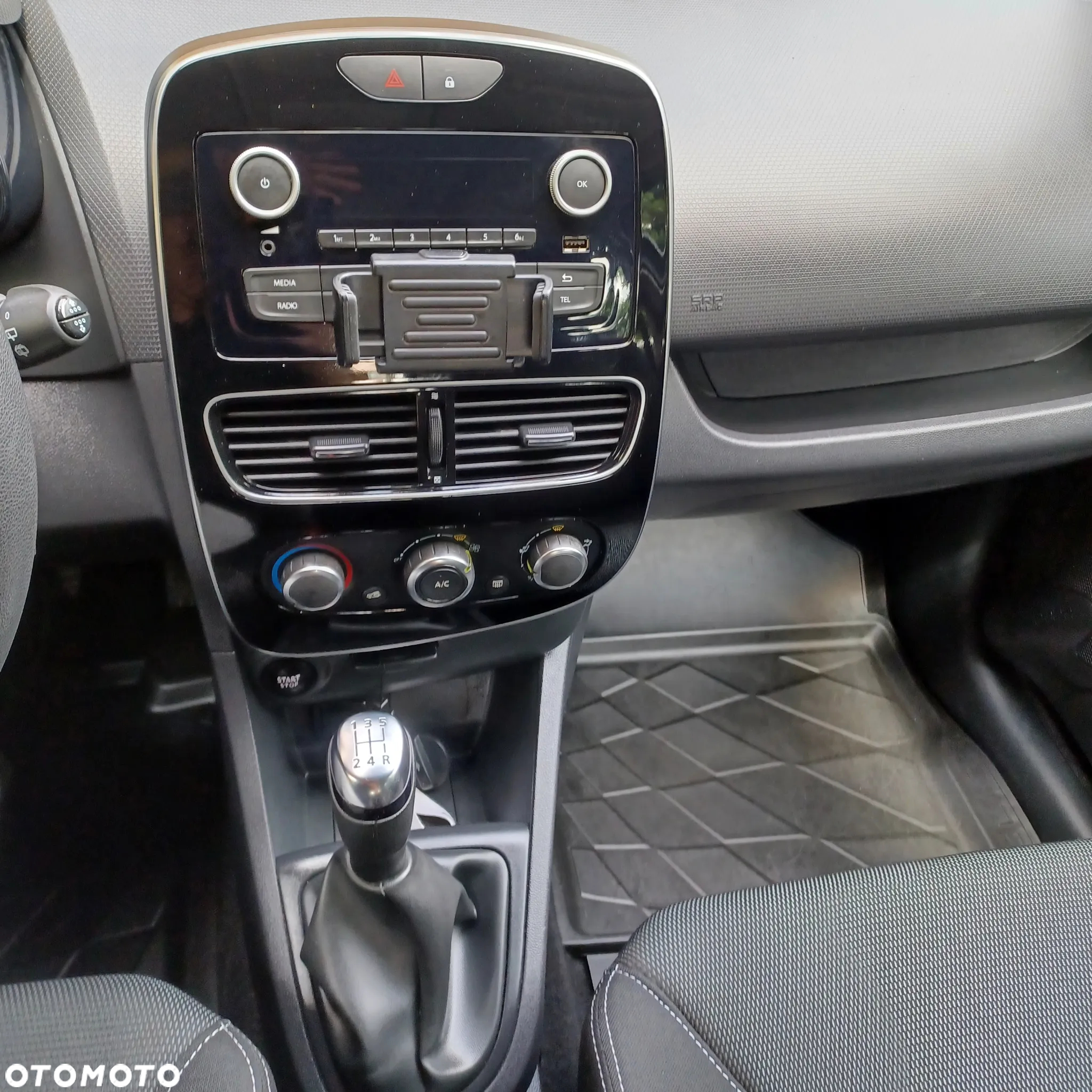 Renault Clio 1.2 16V 75 Life - 17