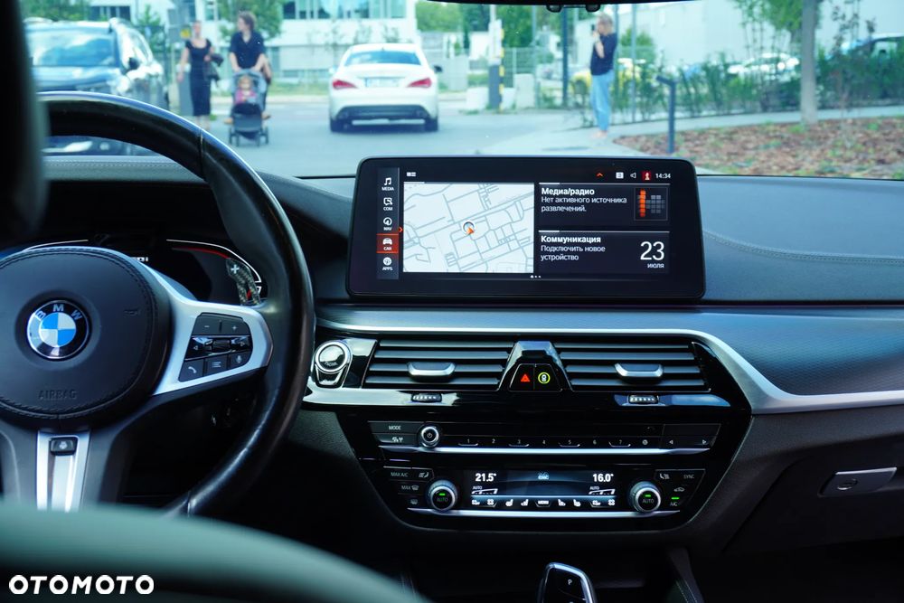 BMW Seria 5 M550i xDrive sport - 12