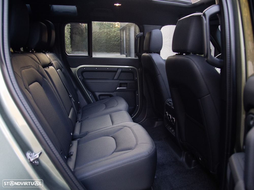 Land Rover Defender 2.0 P300e 110 AWD X-Dynamic SE - 24
